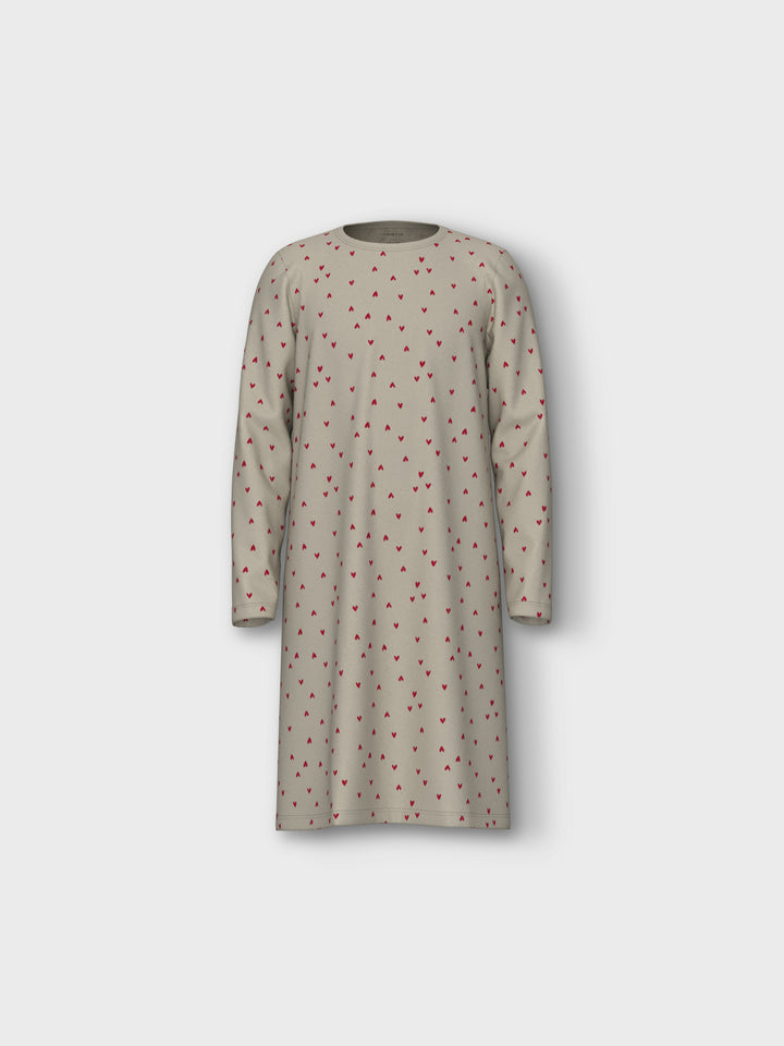 Gulligt nattlinne med små röda hjärtan. Långärmat nattlinne till flicka med beige botten och hjärta röd.