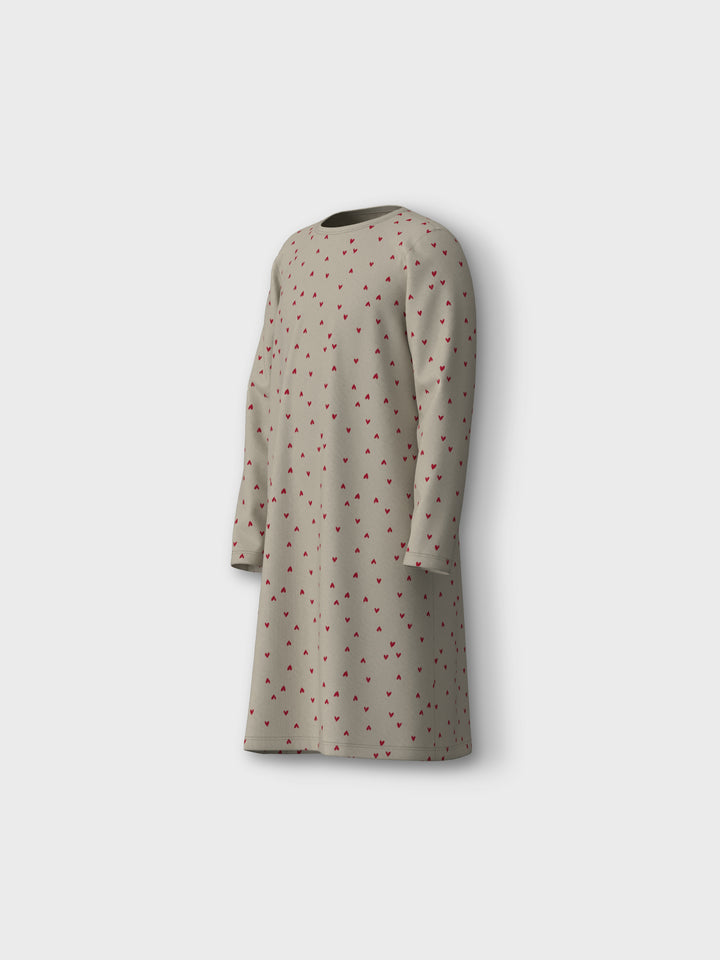 Gulligt nattlinne med små röda hjärtan. Långärmat nattlinne till flicka med beige botten och hjärta röd.