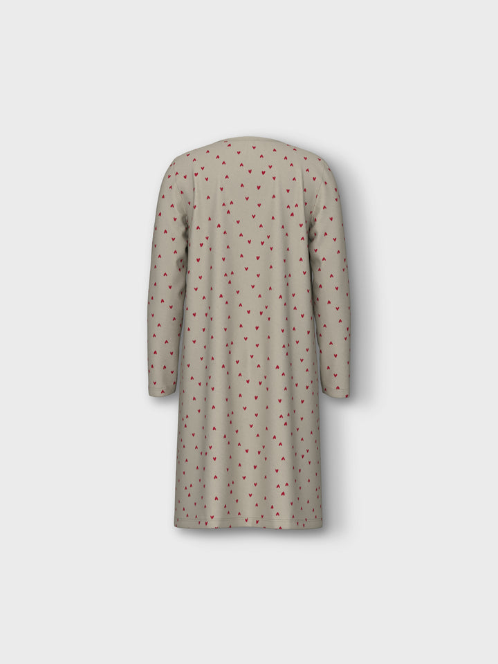 Gulligt nattlinne med små röda hjärtan. Långärmat nattlinne till flicka med beige botten och hjärta röd.
