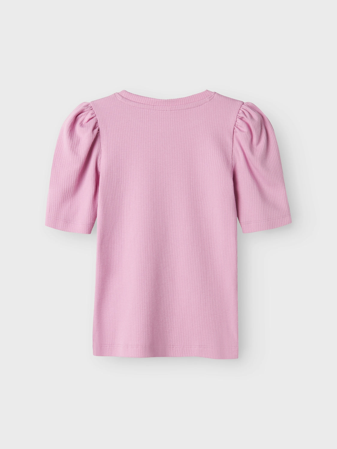 Rosa ribbad topp med kort ärm till flicka, tjej i ekologisk bomull. Produkttyp: T-shirt
Hals: Rund hals
Ärm: 2/4 ärm
Ärmar: Puffärmar
Passform: Slim Fit