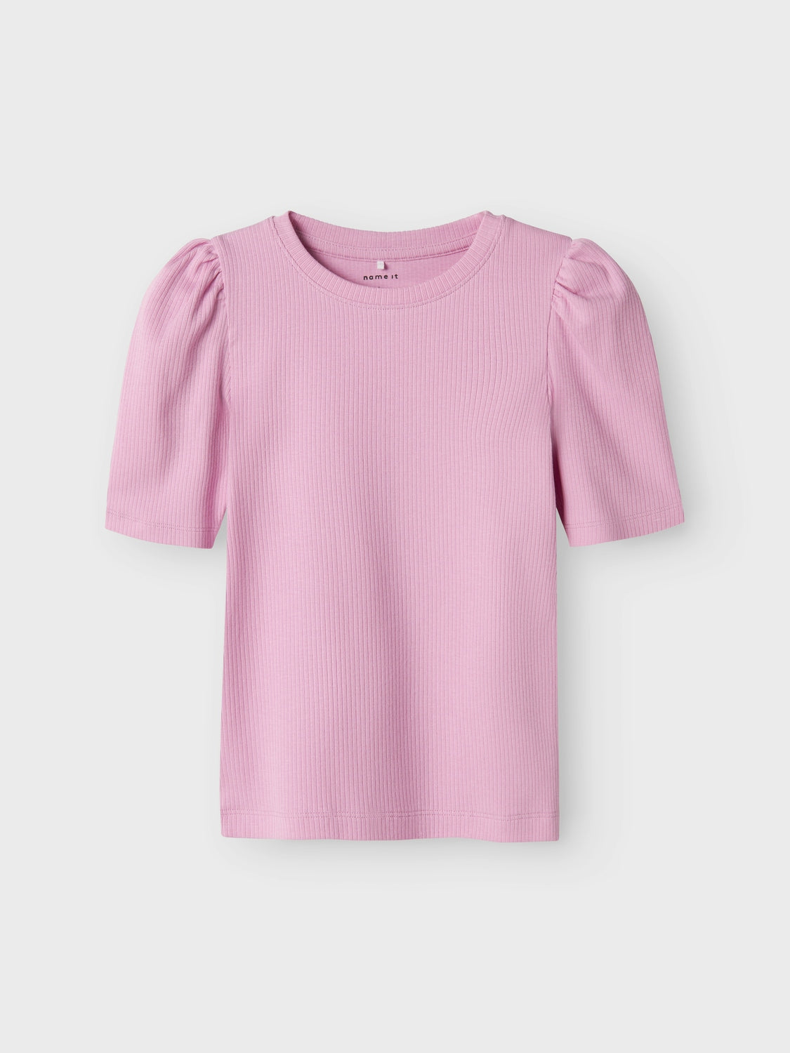 Rosa ribbad topp med kort ärm till flicka, tjej i ekologisk bomull. Produkttyp: T-shirt
Hals: Rund hals
Ärm: 2/4 ärm
Ärmar: Puffärmar
Passform: Slim Fit