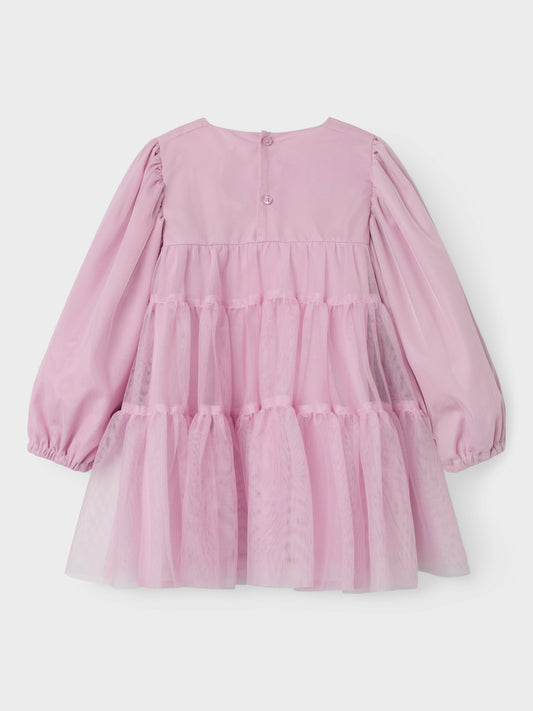 Rosa underbar klänning med det lilla extra som gör varje liten flicka till en liten prinsessa i tyll. Söt långärmad klänning till barn i mjuk härlig kvalitet som sitter fint och är lekvänlig i sin modell.
