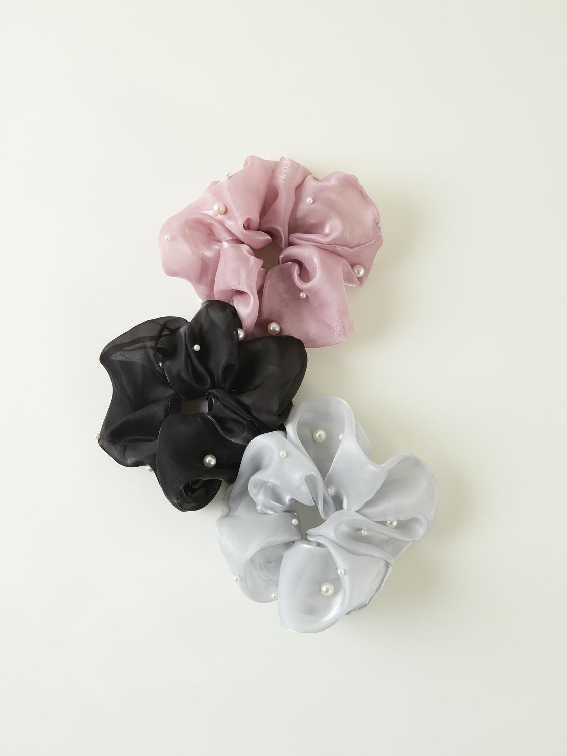 Rosa stor hår snodd, scrunchie till flicka, tjej. Gör ditt barn redo för alla festliga evenemang eller speciella tillfällen året runt med roliga och glamorösa feststilar. Vävt tyg har ett distinkt korsmönster och en lätt strukturerad yta för en ren och klassisk look.

Produkttyp: Scrunchie för hår
Extra detaljer: Pärlor
Hårsnoddar riktigt stora. ca 15 cm stor, finns i rosa, svart och silver