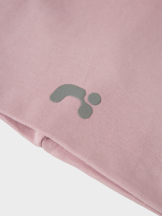 Piffa upp ditt barns outfit med roliga och praktiska huvudbonader och lägg till en snygg touch. Ribbstickad har ett vertikalt, randigt mönster och bra elasticitet för en skön känsla och en tidlös look.

Produkttyp: Mössa
Tryck : Dekorativt reflextryck

Storlek
46/47 ca 6-12 månader
48/49 ca 1-2 år
50/51 ca 2-4 år