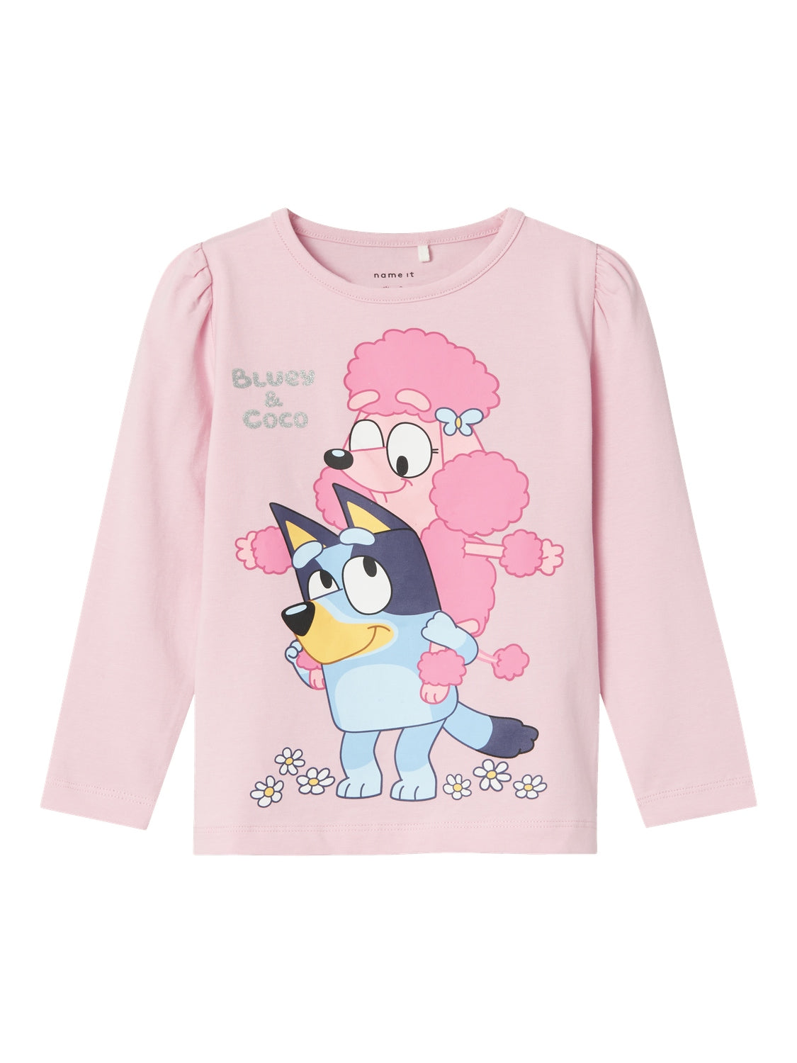 Långärmad t-shirt med favorit figuren Bluey till flicka, tjej.
Bluey följer äventyren för en älskvärd och outtömlig sexårig Blue Heeler-valp som bor med sin pappa, mamma och fyraåriga lillasyster, Bingo.

Produkttyp: T-shirt
Hals: Rund hals
Ärm: Långa ärmar
Ärmar: Puffärmar
Extra detaljer : Glitterdetalj
Tryck: Gummitryck för en mjuk känsla
Passform: Standard passform

Ge ditt barns garderob en uppdatering med coola toppar perfekta för vardagsbruk och speciella tillfällen. Jersey är ett lätt och stretchigt 