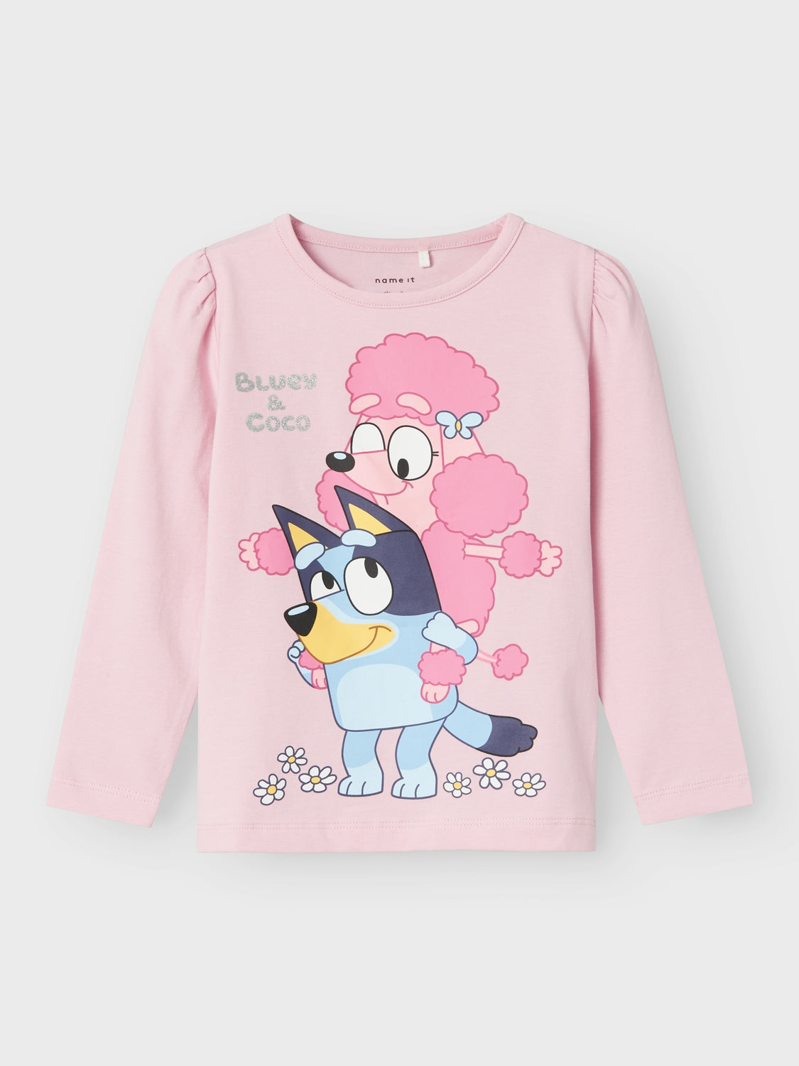 Långärmad t-shirt med favorit figuren Bluey till flicka, tjej.
Bluey följer äventyren för en älskvärd och outtömlig sexårig Blue Heeler-valp som bor med sin pappa, mamma och fyraåriga lillasyster, Bingo.

Produkttyp: T-shirt
Hals: Rund hals
Ärm: Långa ärmar
Ärmar: Puffärmar
Extra detaljer : Glitterdetalj
Tryck: Gummitryck för en mjuk känsla
Passform: Standard passform

Ge ditt barns garderob en uppdatering med coola toppar perfekta för vardagsbruk och speciella tillfällen. Jersey är ett lätt och stretchigt 