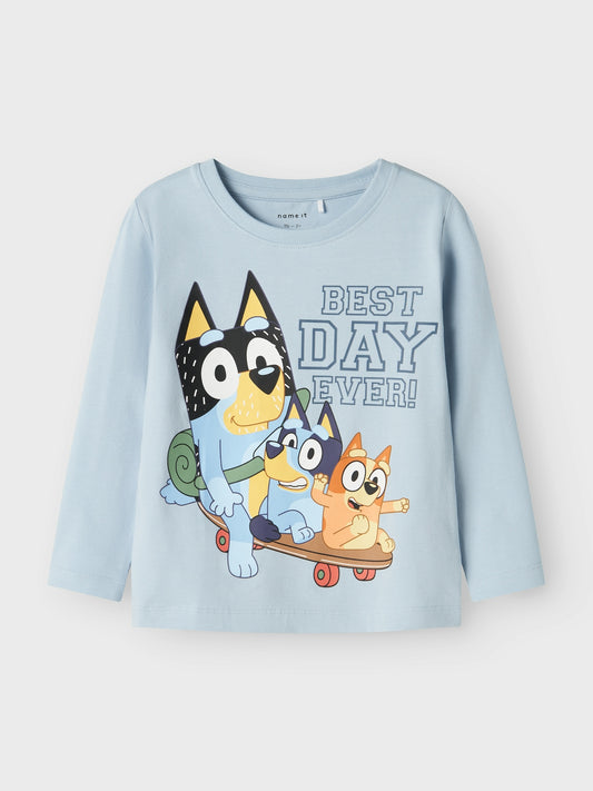 Ljus blå långärmad t-shirt med lekfullt mönster till din lilla pojke, kille.
Bluey följer äventyren för en älskvärd och outtömlig sexårig Blue Heeler-valp som bor med sin pappa, mamma och fyraåriga lillasyster, Bingo.

Produkttyp: T-shirt
Hals: Rund hals
Ärm: Långa ärmar
Tryck: Skumtryck för en pösig effekt och en tredimensionell look, Gummitryck för en mjuk känsla
Passform: Standard passform