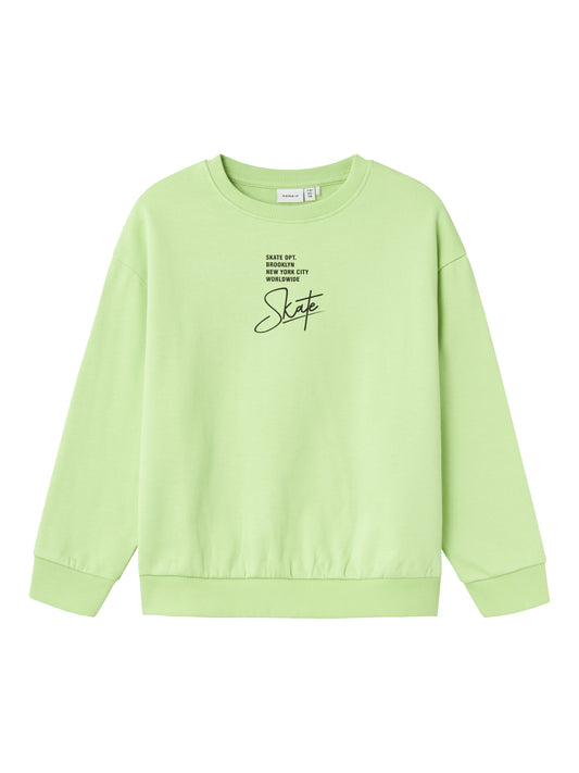 Snygg lime grön sweatshirt tröja med print på både fram och baksida till barn och ungdom, kille, pojke. Crewneck tröja i ekologisk bomull från Name it, NKMSLASLO