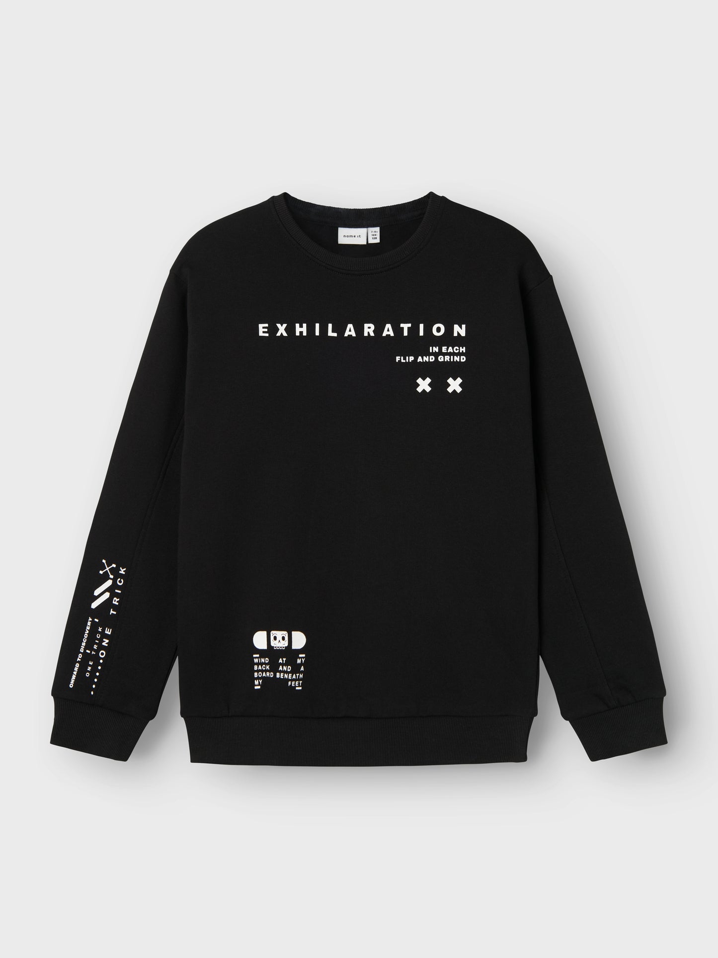 Svart crewneck tröja till barn, ungdom i ekologisk bomull. Snygg, cool sweatshirt tröja till kille, pojke i svart med print av text i vitt.