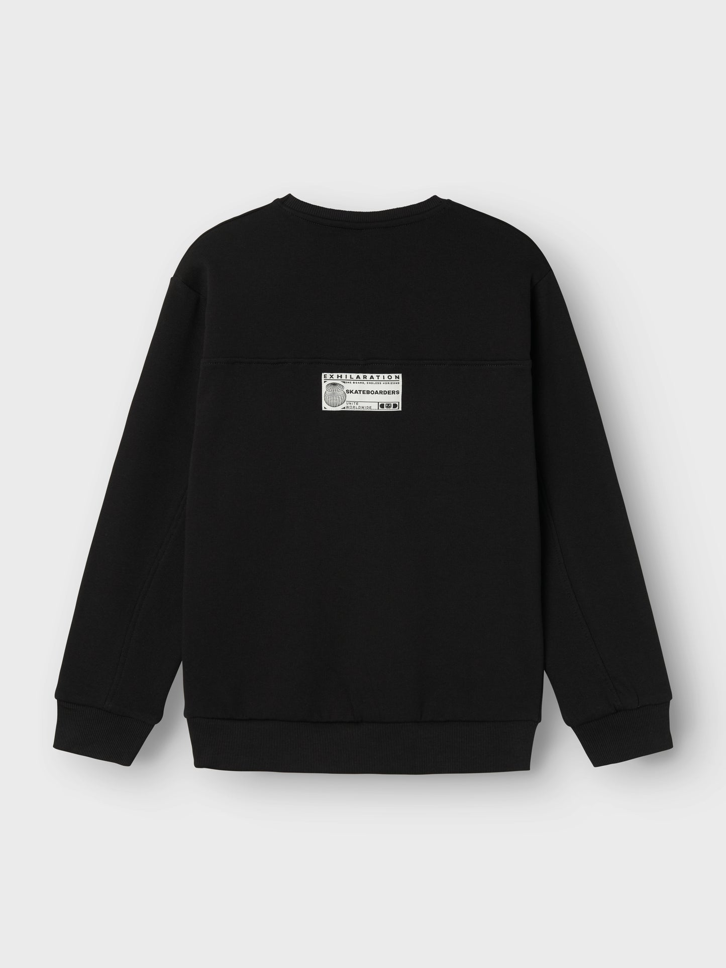 Svart crewneck tröja till barn, ungdom i ekologisk bomull. Snygg, cool sweatshirt tröja till kille, pojke i svart med print av text i vitt.