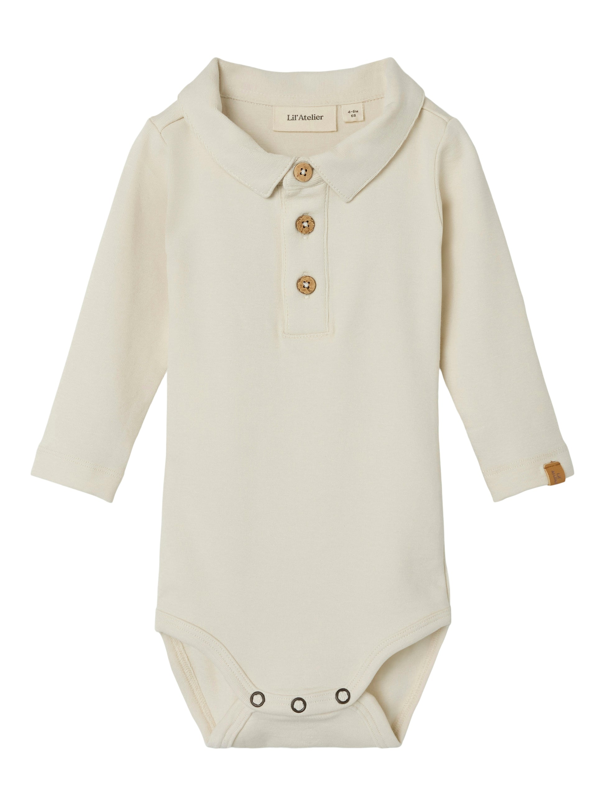 Mjuk och härlig vit baby body till pojke med piké krage. Älskad body  från Lil'Atelier som du gärna klär på din bebis istället för skjorta när ni vill vara extra fin.

Produkttyp: Polobody
Hals: Skjortkrage
Ärm: Lång ärm
Stängning: Knäppning med knapp, tryckknapp
Extra detaljer: Etikett

Sätt ihop den perfekta outfiten för ditt barn med kvalitativa vardagsstilar och skapa en bekväm och trendig look. Jersey är ett lätt och stretchigt tyg med en mjuk yta och insida för en bekväm känsla och rörelsefrihet.