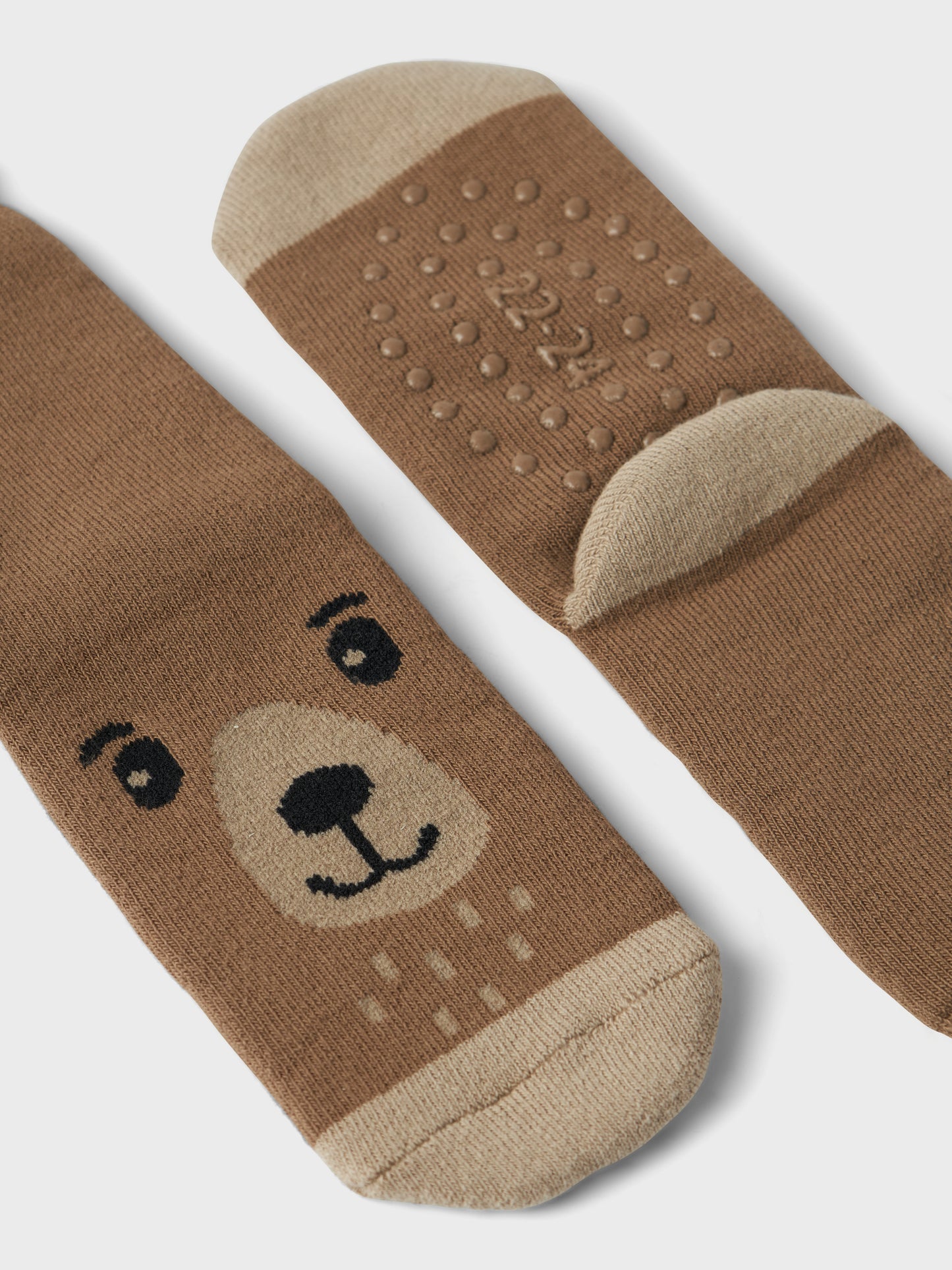 Bruna halk strumpor med pluttar under så att ditt barn inte halkar. Björn som motiv på dessa ekologiska strumpor.
13236547 
NMMSOAM FROTTE NON SKID SOCK
