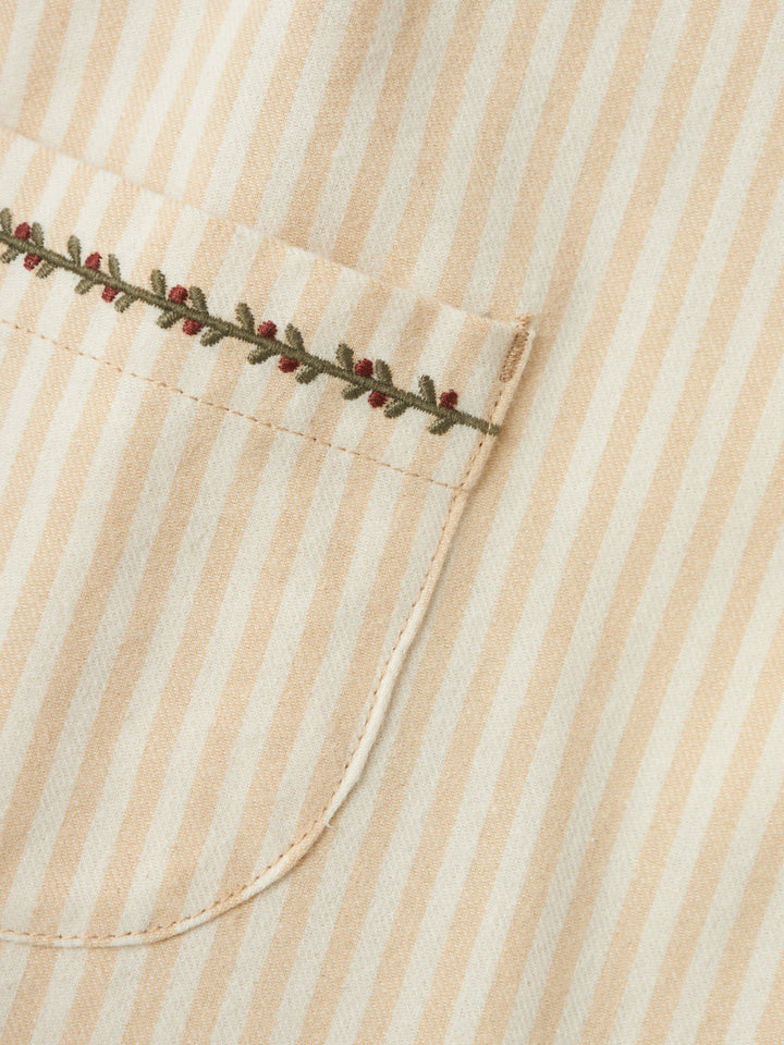 Randigt ekologiskt jul förkläde till barn med broderade blommor på. BakFörkläde till flicka och pojke perfekt inför julens alla bak. 