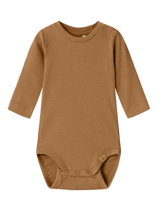 Ekologisk baby body, långärmad brun till flicka och bebis pojke. Ribbstickad har ett vertikalt, randigt mönster och bra elasticitet för en skön känsla och en tidlös look.

Produkttyp: Bodysuit
Hals: Rund hals
Ärm: Långa ärmar
Stängning: Tryckknapp
Extra detaljer: Badge