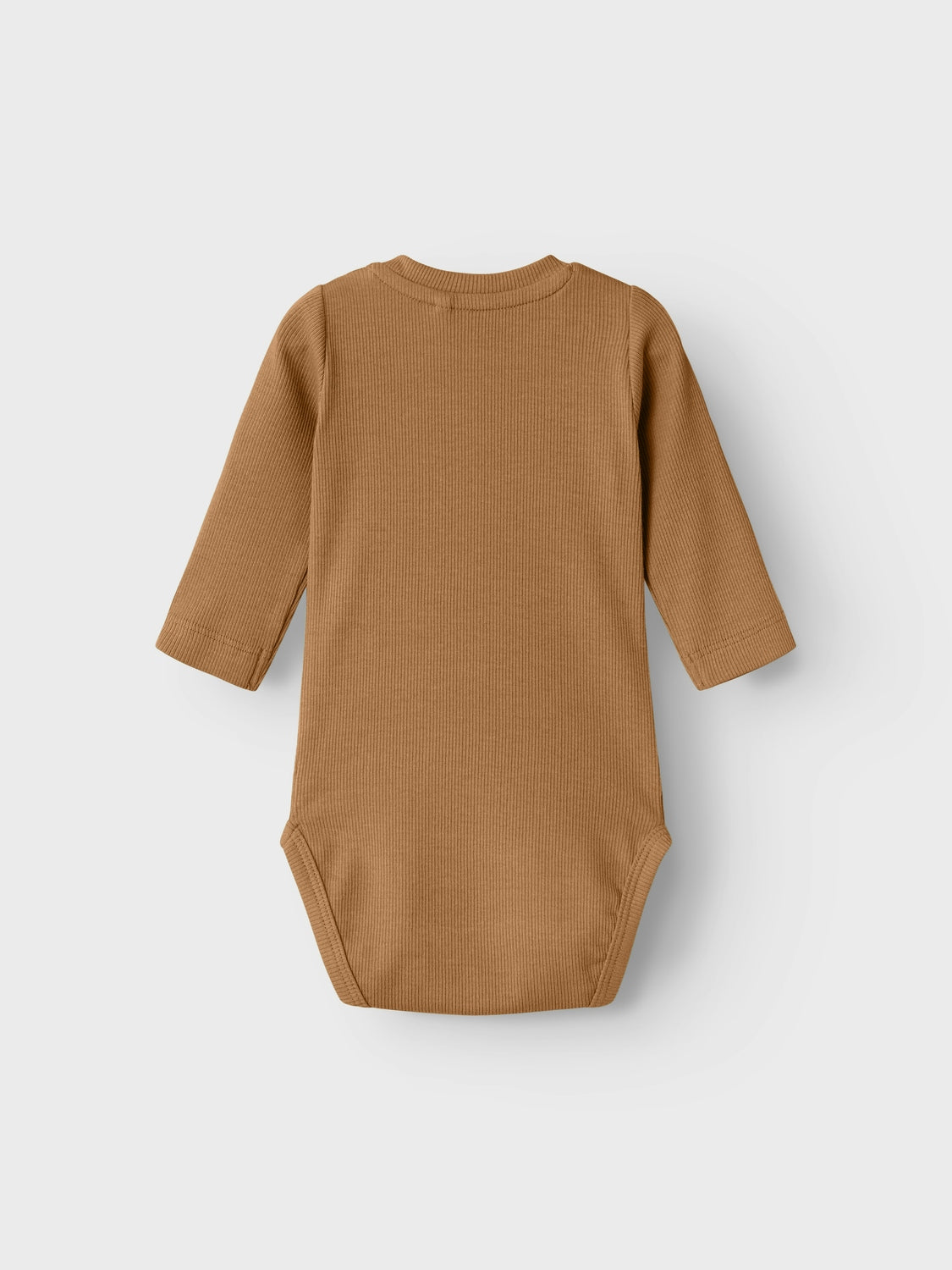 Ekologisk baby body, långärmad brun till flicka och bebis pojke. Ribbstickad har ett vertikalt, randigt mönster och bra elasticitet för en skön känsla och en tidlös look.

Produkttyp: Bodysuit
Hals: Rund hals
Ärm: Långa ärmar
Stängning: Tryckknapp
Extra detaljer: Badge