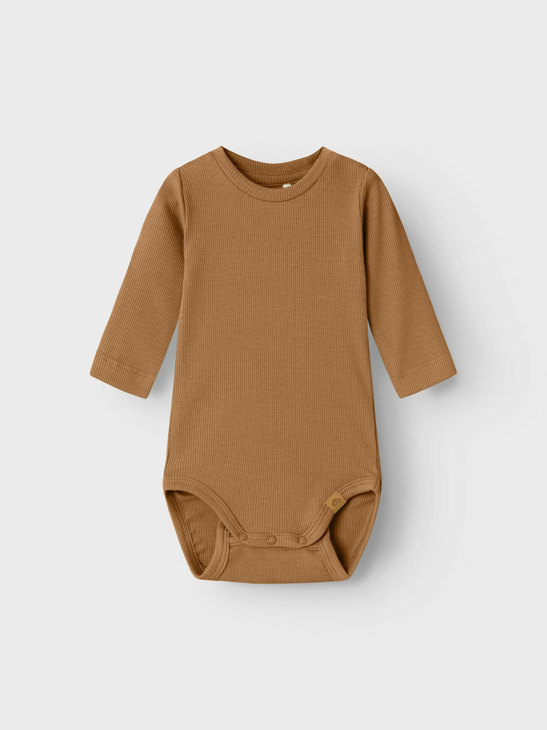 Ekologisk baby body, långärmad brun till flicka och bebis pojke. Ribbstickad har ett vertikalt, randigt mönster och bra elasticitet för en skön känsla och en tidlös look.

Produkttyp: Bodysuit
Hals: Rund hals
Ärm: Långa ärmar
Stängning: Tryckknapp
Extra detaljer: Badge