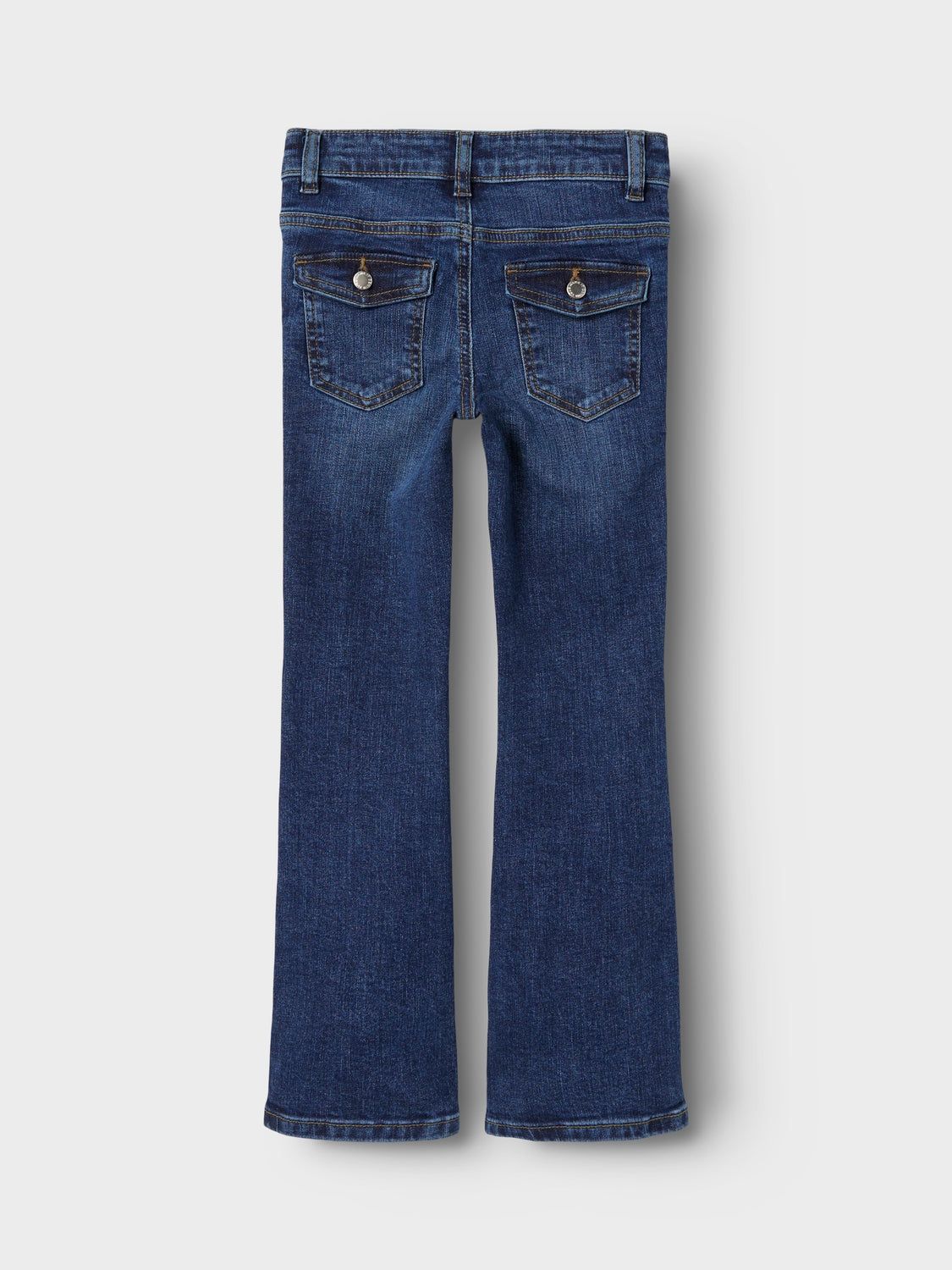 Blå utsvängda bootcut jeans till din flicka, tjej. Bakfickor med lock. Denim är ett slitstarkt vävt tyg som finns i flera uttryck för en unik look.

Produkttyp: Skinny fit jeans
Stängning: Hakknapp och gylf med dragkedja, tryckknapp och halv gylfknäppning (storlek 80-110) eller hakknapp och gylf med dragkedja (storlek 116-164)
Fickor: Bakfickor, Framfickor
Bendetaljer: Stövelskuren
