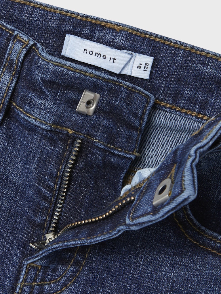 Blå utsvängda jeans till flicka, tjej. Backfickor med lock.
NKFPOLLY SKINNY BOOT JEANS 8245-MD D
13236822