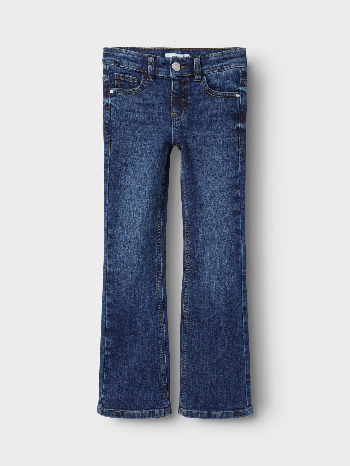 Blå utsvängda bootcut jeans till din flicka, tjej. Bakfickor med lock. Denim är ett slitstarkt vävt tyg som finns i flera uttryck för en unik look.

Produkttyp: Skinny fit jeans
Stängning: Hakknapp och gylf med dragkedja, tryckknapp och halv gylfknäppning (storlek 80-110) eller hakknapp och gylf med dragkedja (storlek 116-164)
Fickor: Bakfickor, Framfickor
Bendetaljer: Stövelskuren
