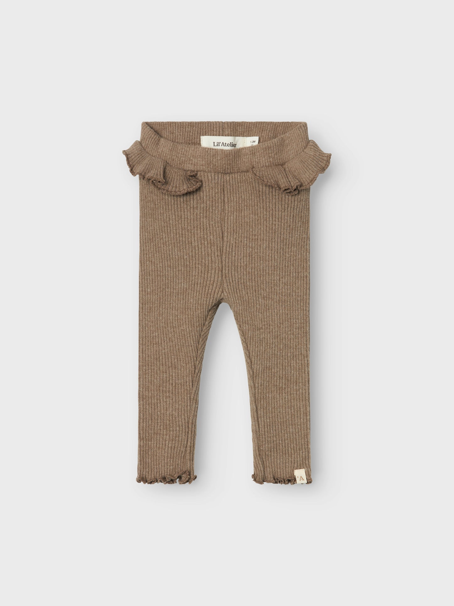 Söt baby byxa i brun ribbad ekologisk kvalitet. Bruna bebis leggings, byxor med volang i midjan för gullig och lite gammaldags stil på kläderna. Lil 'Atelier NBFSOPHIA