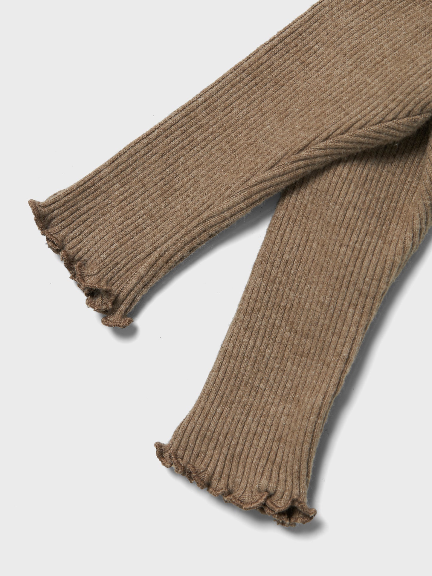 Söt baby byxa i brun ribbad ekologisk kvalitet. Bruna bebis leggings, byxor med volang i midjan för gullig och lite gammaldags stil på kläderna. Lil 'Atelier NBFSOPHIA