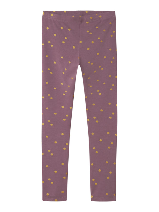 Glittriga leggings i lila till flicka tjej. Håll det enkelt och bekvämt för ditt barn att skapa en cool outfit med mjuka och stretchiga leggings. Jersey är ett lätt och stretchigt tyg med en mjuk yta och insida för en bekväm känsla och rörelsefrihet.  Produkttyp: Leggings Tryck : Glittertryck för en gnistrande och cool look Passform: Normal passform  Huvudmaterialet i denna produkt innehåller minst 50 % bomull under omvandling, odlad med metoder och material som godkänts av ekologiska jordbruksstandarder. G