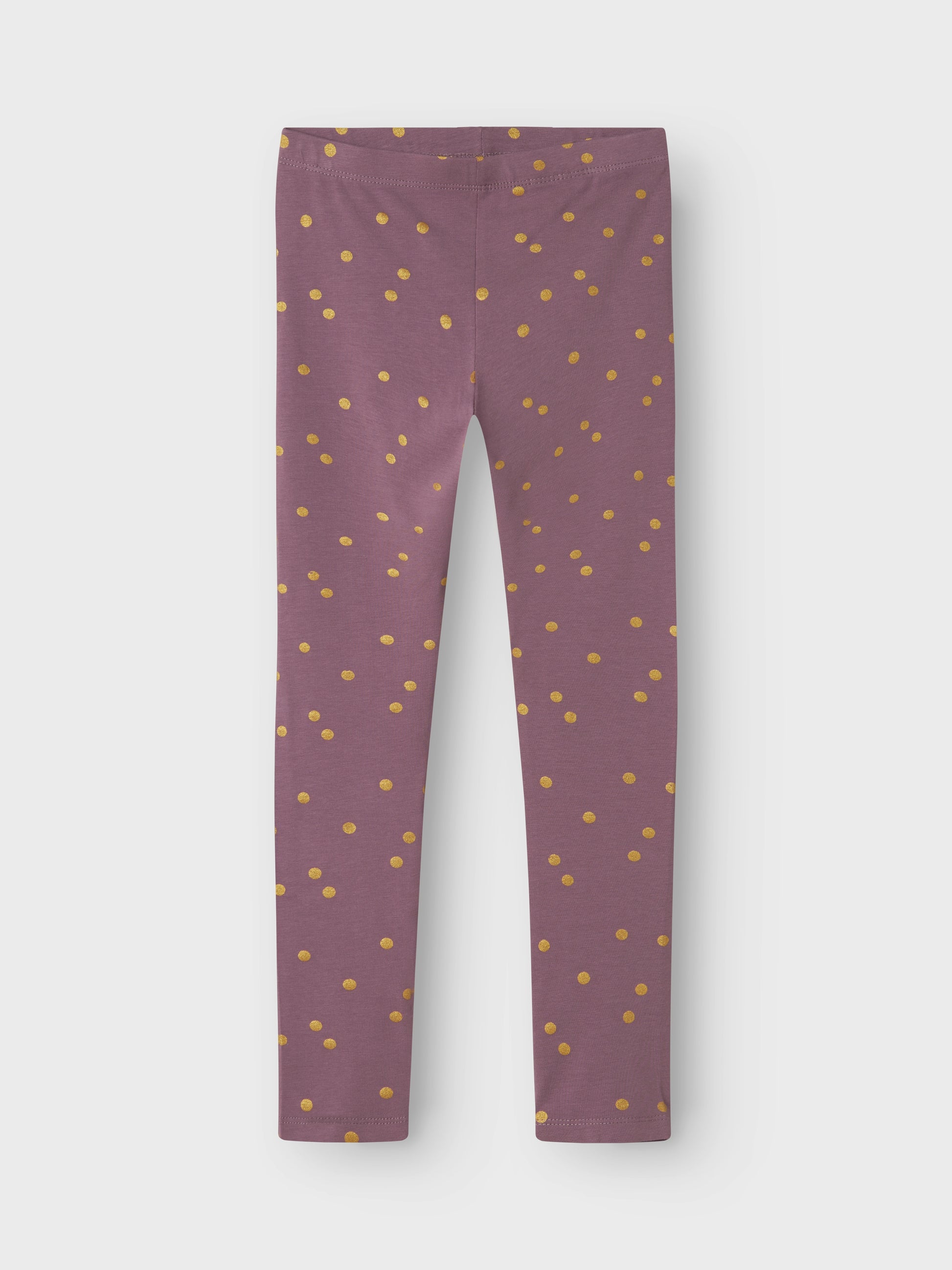 Glittriga leggings i lila till flicka tjej. Håll det enkelt och bekvämt för ditt barn att skapa en cool outfit med mjuka och stretchiga leggings. Jersey är ett lätt och stretchigt tyg med en mjuk yta och insida för en bekväm känsla och rörelsefrihet.  Produkttyp: Leggings Tryck : Glittertryck för en gnistrande och cool look Passform: Normal passform  Huvudmaterialet i denna produkt innehåller minst 50 % bomull under omvandling, odlad med metoder och material som godkänts av ekologiska jordbruksstandarder. G