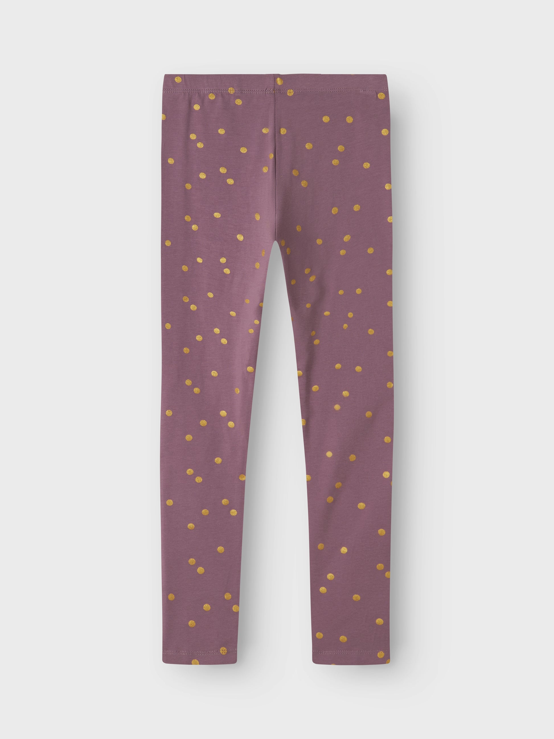 Glittriga leggings i lila till flicka tjej. Håll det enkelt och bekvämt för ditt barn att skapa en cool outfit med mjuka och stretchiga leggings. Jersey är ett lätt och stretchigt tyg med en mjuk yta och insida för en bekväm känsla och rörelsefrihet.  Produkttyp: Leggings Tryck : Glittertryck för en gnistrande och cool look Passform: Normal passform  Huvudmaterialet i denna produkt innehåller minst 50 % bomull under omvandling, odlad med metoder och material som godkänts av ekologiska jordbruksstandarder. G