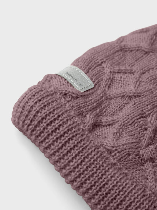Håll ditt barn varmt och bekvämt med praktiska och mjuka ytterplaggstillbehör. Rosa balaclava till flicka, tjej i vackert mönster stickat. Stickat kännetecknas av sin öppna design och mjukhet för en bekväm känsla.

Produkttyp: Balaclava
Funktionalitet : Vindtätt tyg insytt vid öronen med vindblockerare för att skydda öronen från vind