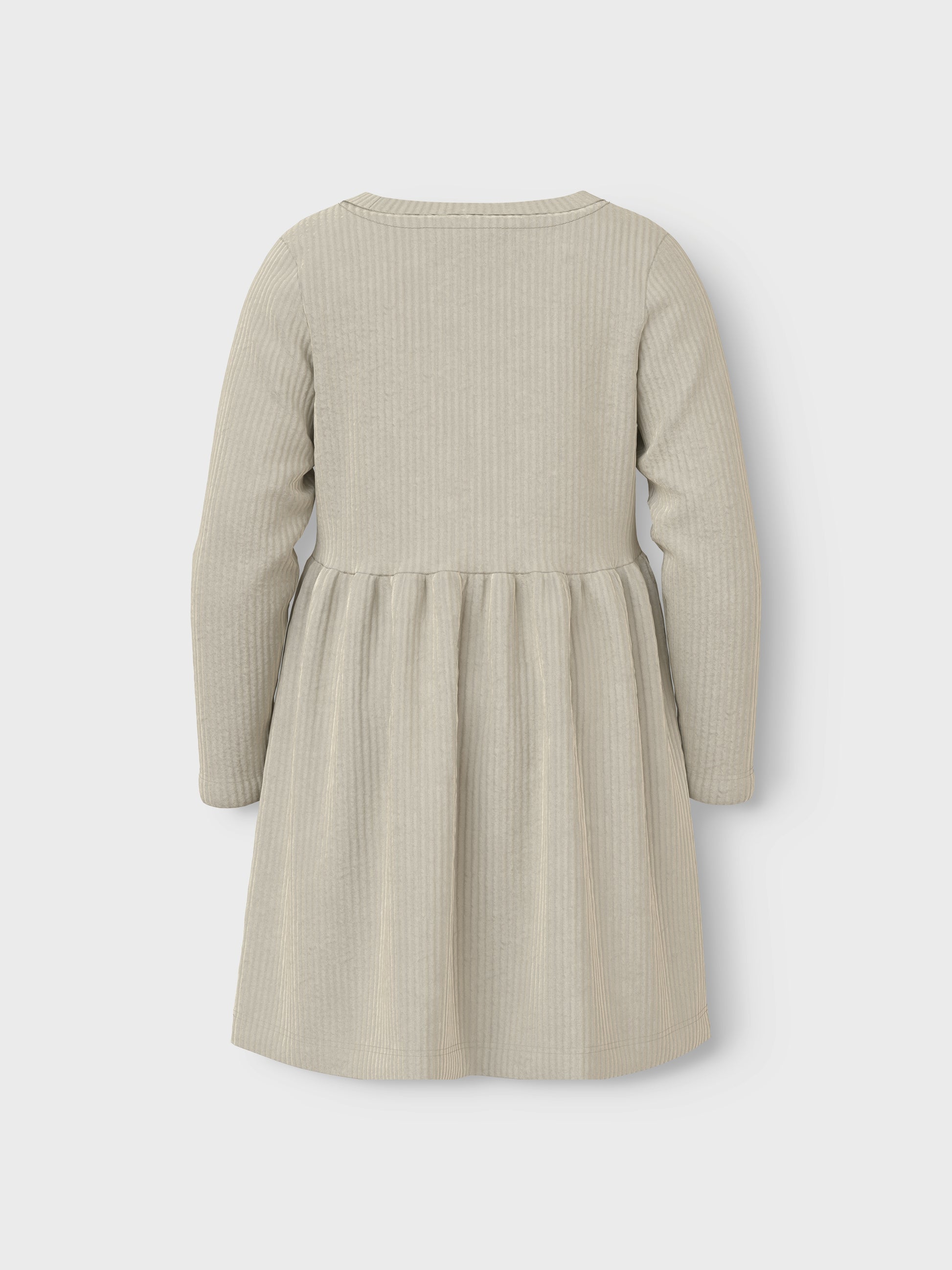 Mysig beige velour klänning till flicka, tjej. Söt och enkel julklänning som passar även en helt vanlig dag på förskolan då lek och bus står på schemat. Klänning från Name it, NMFVELOA