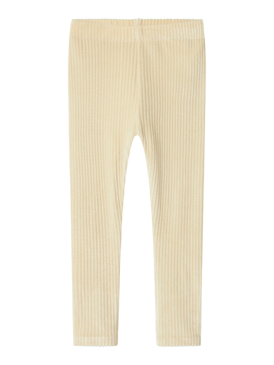 Mjuk, mysig velour leggings till liten flicka, tjej. Velour byxa i ljus beige färg till barn från Name it. Vi älskar dessa sköna velourbyxor NMFVELOA