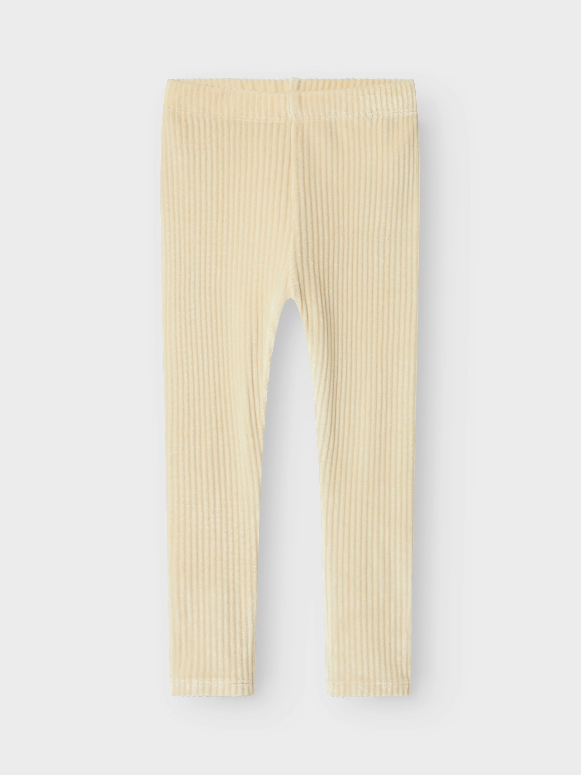 Mjuk, mysig velour leggings till liten flicka, tjej. Velour byxa i ljus beige färg till barn från Name it. Vi älskar dessa sköna velourbyxor NMFVELOA