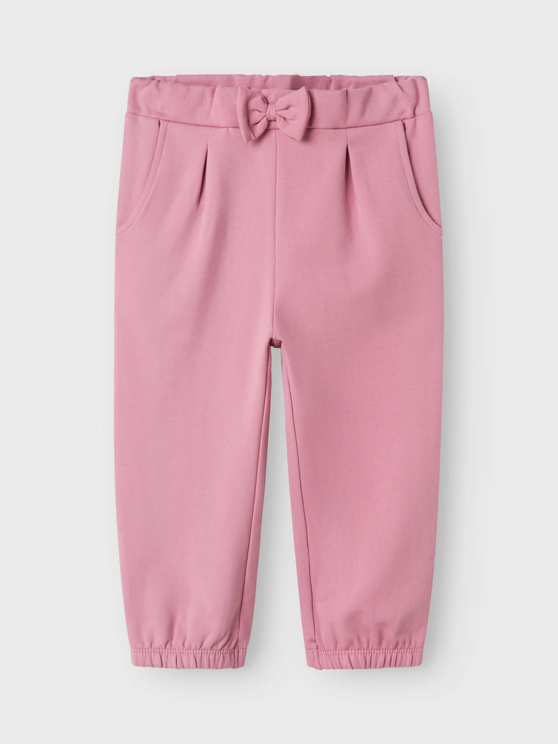 Söt rosa mysbyxa till liten tjej. Mjukis byxor till flicka i skön ekologisk sweatshirt. Sätt ihop den perfekta outfiten för ditt barn med kvalitativa vardagsstilar och skapa en bekväm och trendig look. Borstad sweatshirt har en mjuk insida för en bekväm känsla.

Produkttyp: Träningsbyxor
Fickor: Sidofickor
Längd/storlek: Ankellängd
Bendetaljer: Elastiska fållar
Extra detaljer: Rosettdetalj, Justerbar midja
Passform: Normal passform

Huvudmaterialet i denna produkt innehåller minst 50 % direkt till ekologisk