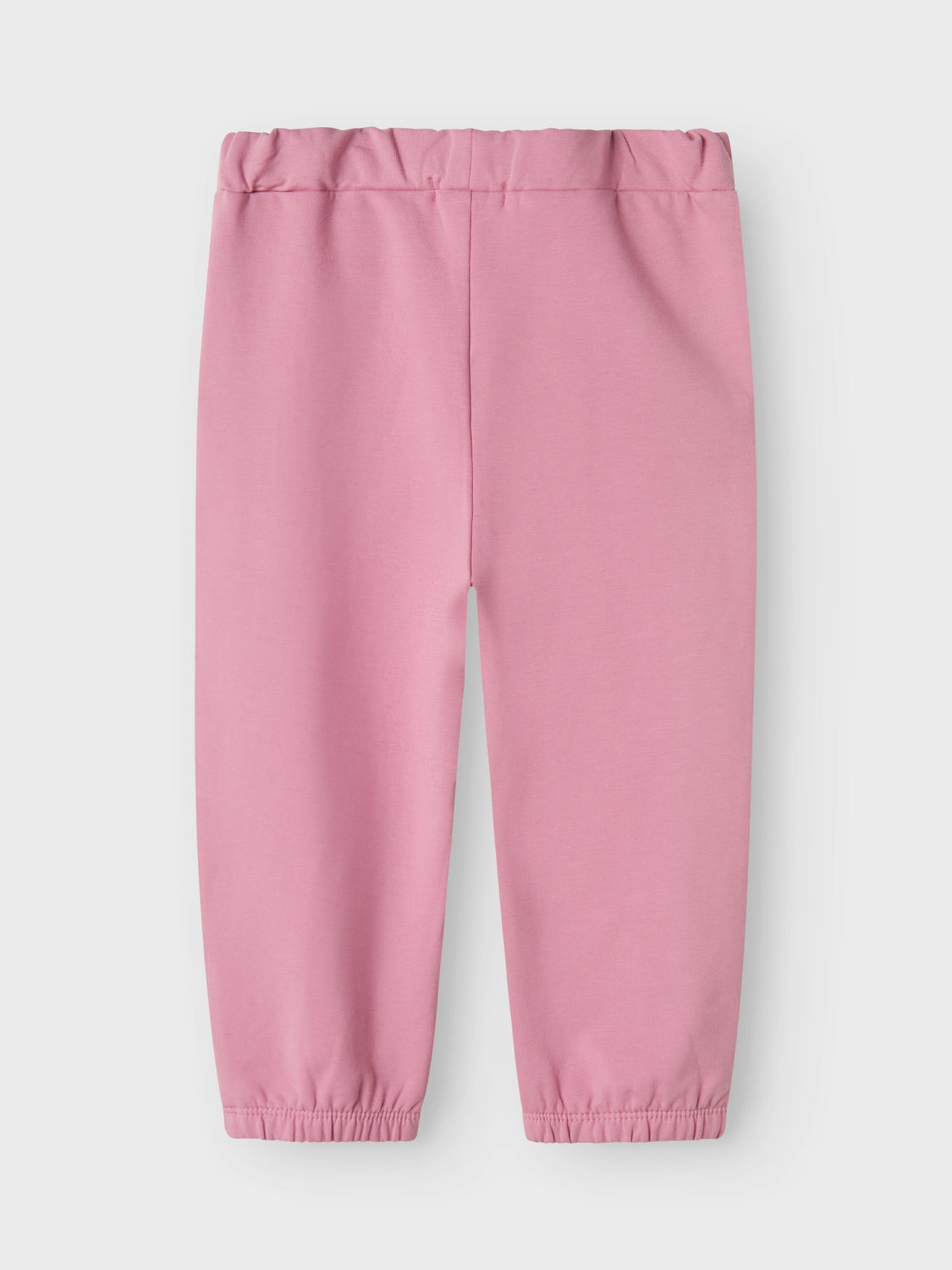 Söt rosa mysbyxa till liten tjej. Mjukis byxor till flicka i skön ekologisk sweatshirt. Sätt ihop den perfekta outfiten för ditt barn med kvalitativa vardagsstilar och skapa en bekväm och trendig look. Borstad sweatshirt har en mjuk insida för en bekväm känsla.

Produkttyp: Träningsbyxor
Fickor: Sidofickor
Längd/storlek: Ankellängd
Bendetaljer: Elastiska fållar
Extra detaljer: Rosettdetalj, Justerbar midja
Passform: Normal passform

Huvudmaterialet i denna produkt innehåller minst 50 % direkt till ekologisk