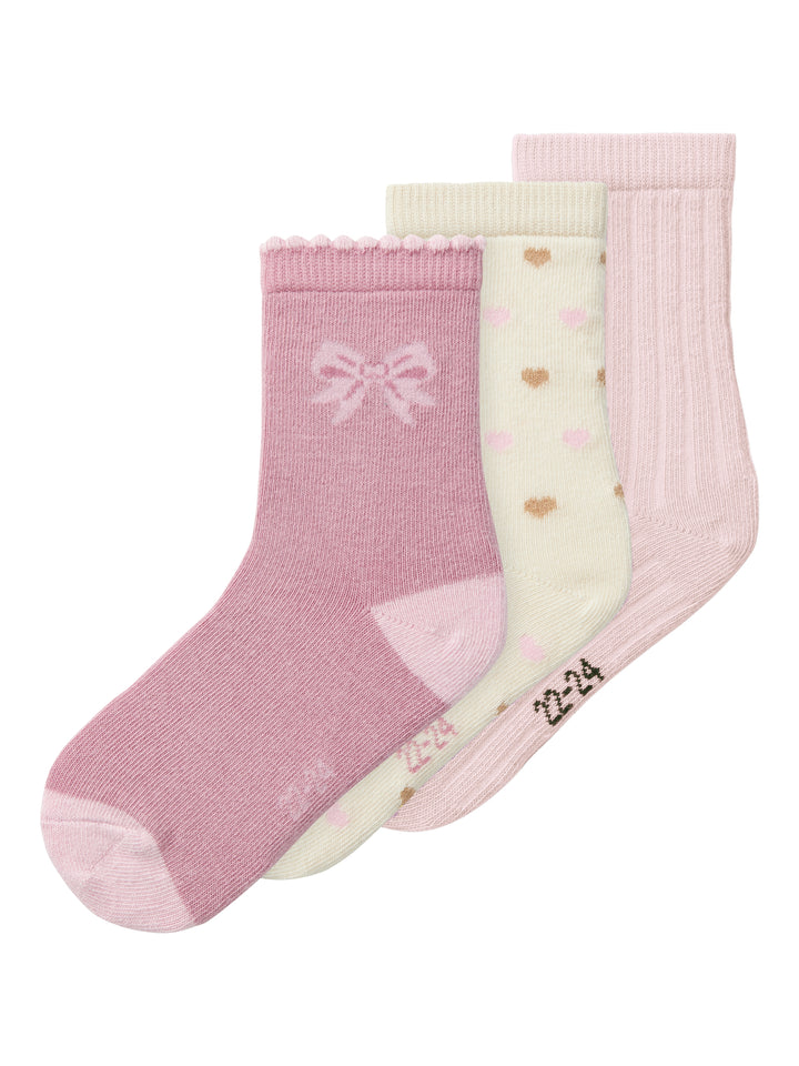 Rosa strumpor till flicka från Name it. Ekologiska barn strumpor med hjärtan och rosetter.
NMFSILLE 3P SOCK
13236536