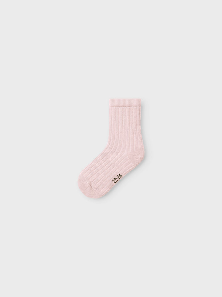 Rosa strumpor till flicka från Name it. Ekologiska barn strumpor med hjärtan och rosetter.
NMFSILLE 3P SOCK
13236536