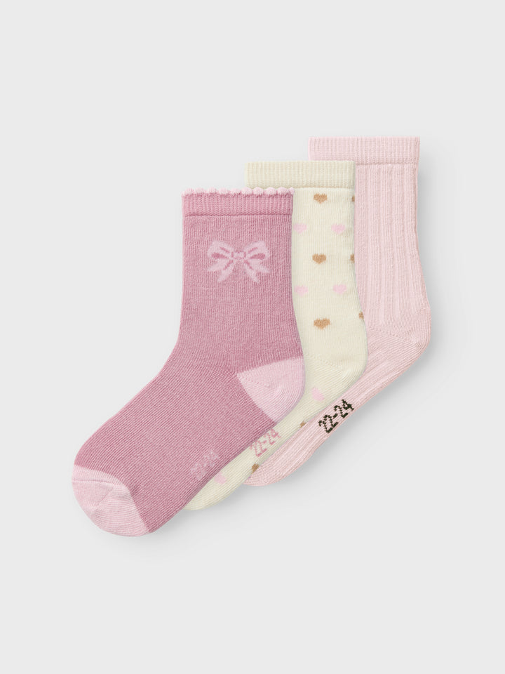 Rosa strumpor till flicka från Name it. Ekologiska barn strumpor med hjärtan och rosetter.
NMFSILLE 3P SOCK
13236536