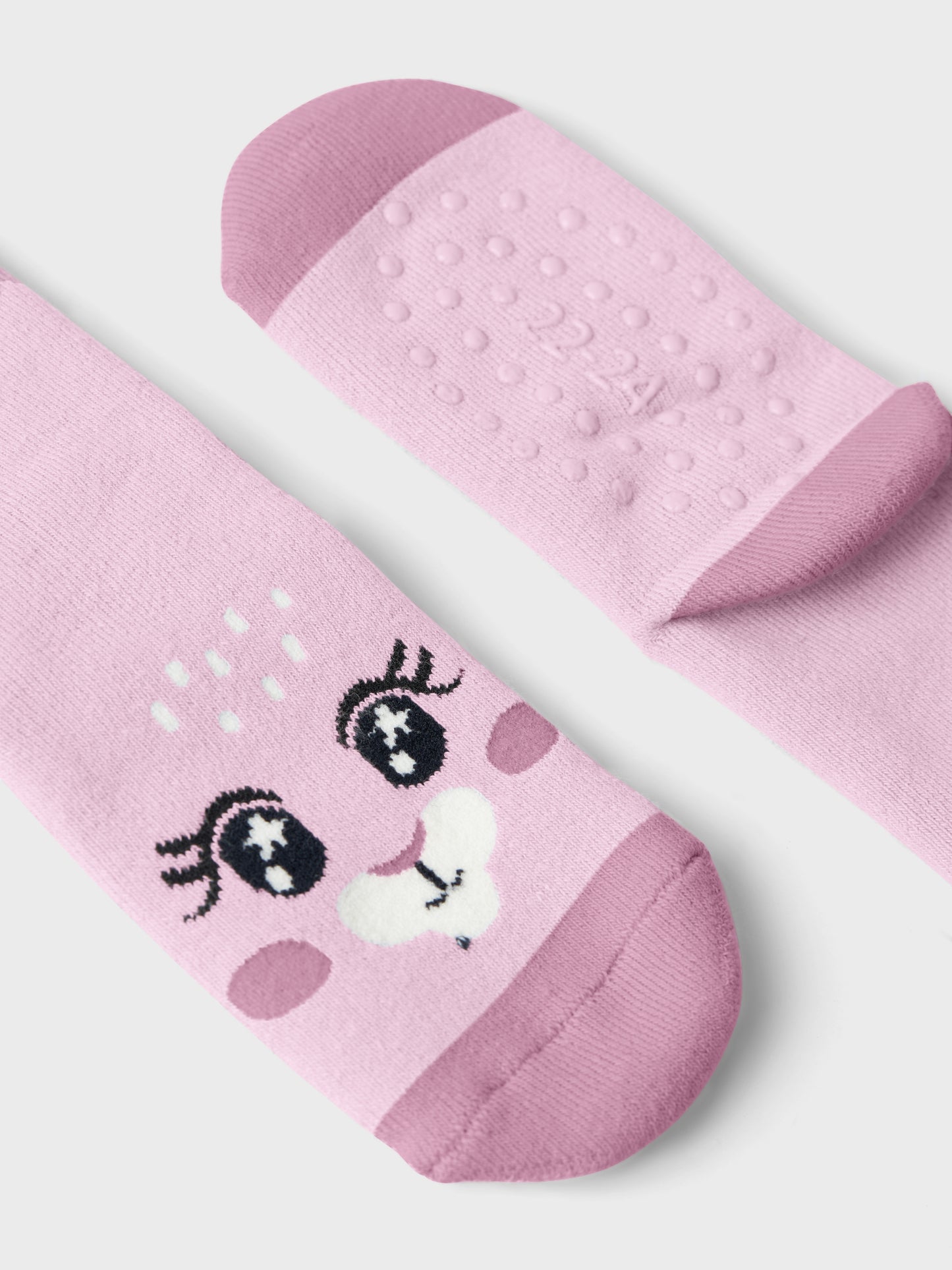 Rosa halkstrumpor från Name it i ekologisk bomull. Barn strumpor med halkpluttar.
NMFSIMMI FROTTE NON SKID SOCK
13236541