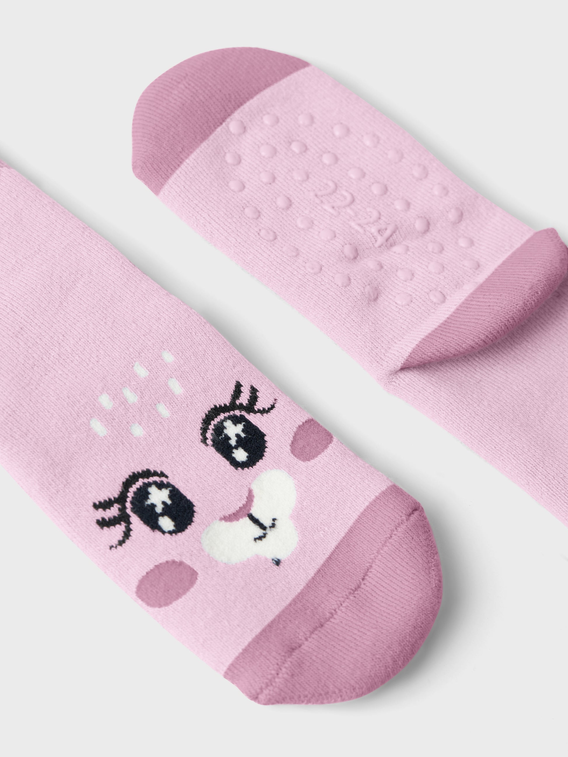 Rosa halkstrumpor från Name it i ekologisk bomull. Barn strumpor med halkpluttar.
NMFSIMMI FROTTE NON SKID SOCK
13236541