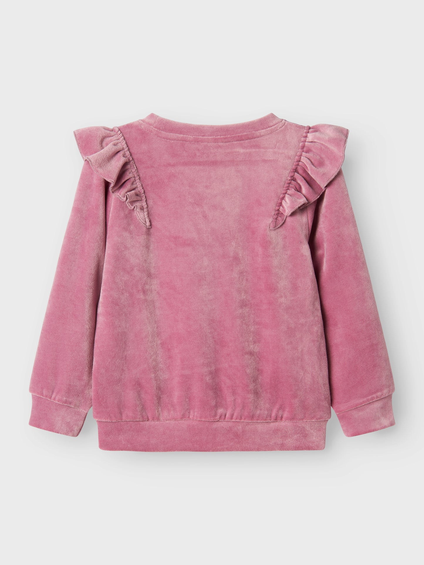 Rosa mysig velour tröja till barn med volanger på axlarna. Låt din flicka få en söt mjuk tröja i återvunnen polyester. 
Välkommen bekväma och coola sweatshirts till ditt barns garderob och skapa en trendig och avslappnad look. Velour är ett mjukt och glänsande tyg med fibrer som följer handens drag för en fin effekt.

Produkttyp: Sweatshirts
Hals: Rund hals
Ärm: Lång ärm
Muddar: Ribbstickade muddar
Passform: Normal passform