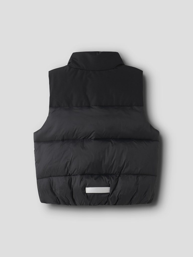 Svart täckväst till pojke. Väst perfekt för fina höst dagar, cool väst från Name it.
NMMMOLE VEST PB
13241676