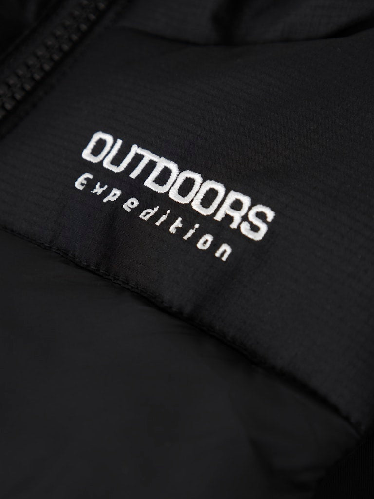 Svart täckväst till pojke. Väst perfekt för fina höst dagar, cool väst från Name it.
NMMMOLE VEST PB
13241676