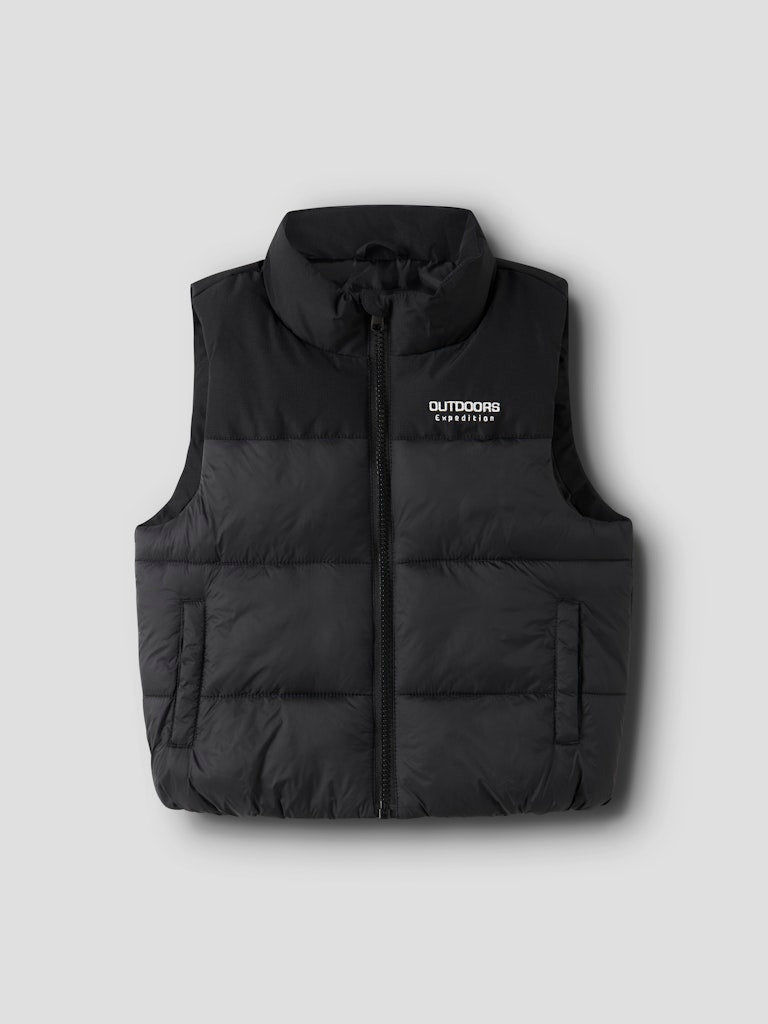 Svart täckväst till pojke. Väst perfekt för fina höst dagar, cool väst från Name it.
NMMMOLE VEST PB
13241676