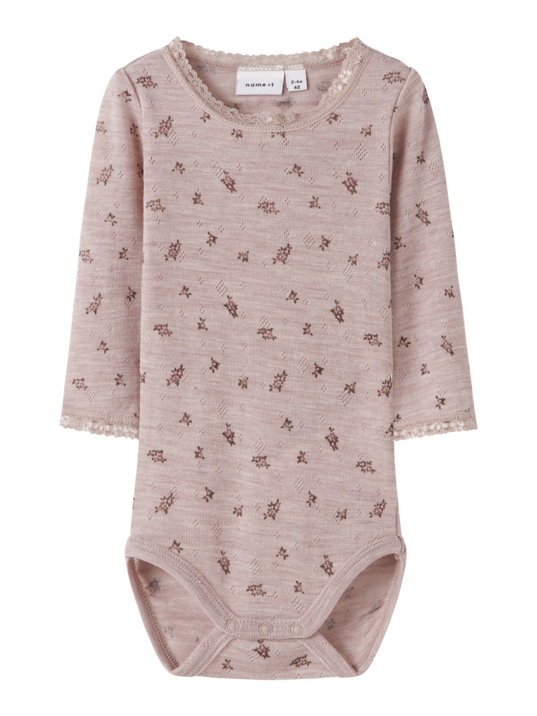 Rosa merinoull baby body till flicka med spets och söta blommor. Ull body till bebis i mjuk skön merino ull, underställ för bebis.
NBFWANG WOOL NEEDLE LS BODY NOOS
13228300