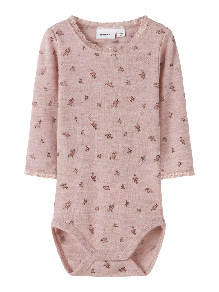 Rosa merinoull baby body till flicka med spets och söta blommor. Ull body till bebis i mjuk skön merino ull, underställ för bebis.
NBFWANG WOOL NEEDLE LS BODY NOOS
13228300