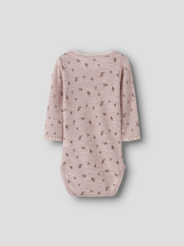 Rosa merinoull baby body till flicka med spets och söta blommor. Ull body till bebis i mjuk skön merino ull, underställ för bebis.
NBFWANG WOOL NEEDLE LS BODY NOOS
13228300