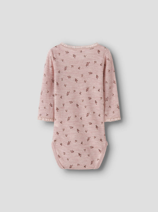 Rosa merinoull baby body till flicka med spets och söta blommor. Ull body till bebis i mjuk skön merino ull, underställ för bebis.
NBFWANG WOOL NEEDLE LS BODY NOOS
13228300