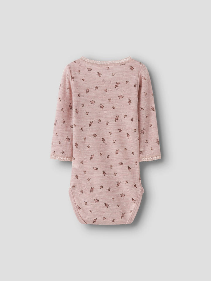 Rosa merinoull baby body till flicka med spets och söta blommor. Ull body till bebis i mjuk skön merino ull, underställ för bebis.
NBFWANG WOOL NEEDLE LS BODY NOOS
13228300