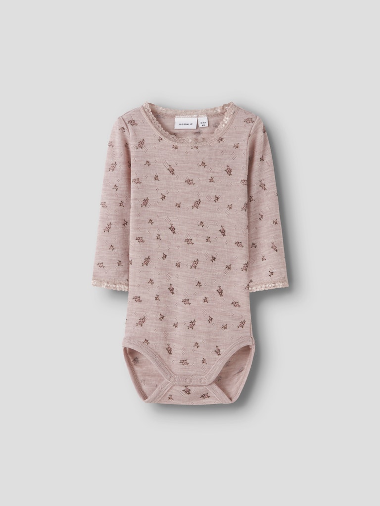 Rosa merinoull baby body till flicka med spets och söta blommor. Ull body till bebis i mjuk skön merino ull, underställ för bebis.
NBFWANG WOOL NEEDLE LS BODY NOOS
13228300