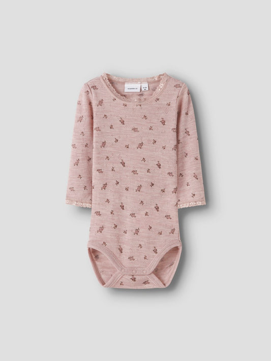 Rosa merinoull baby body till flicka med spets och söta blommor. Ull body till bebis i mjuk skön merino ull, underställ för bebis.
NBFWANG WOOL NEEDLE LS BODY NOOS
13228300